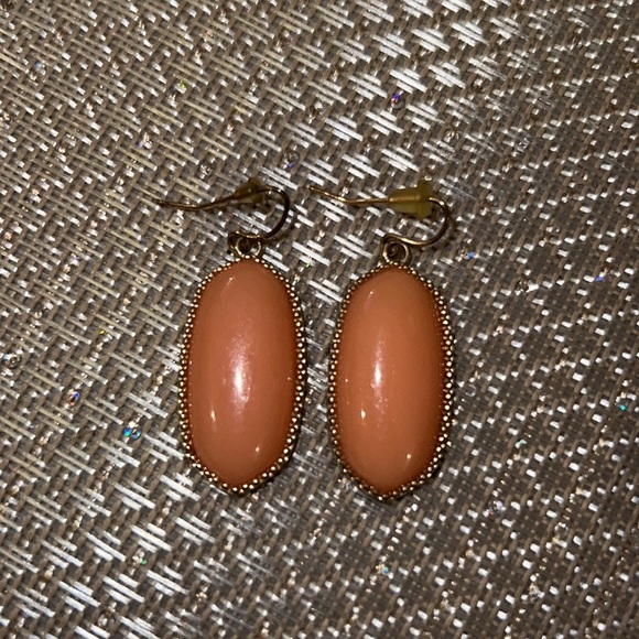Jewelry - Peach orange with gold metal dangle earrings hang approx 1.5” womens jewelry